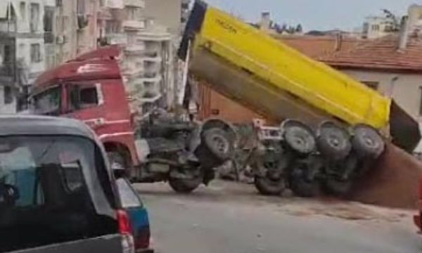 Kamyon devrildi, sürücüsü yaralandı!